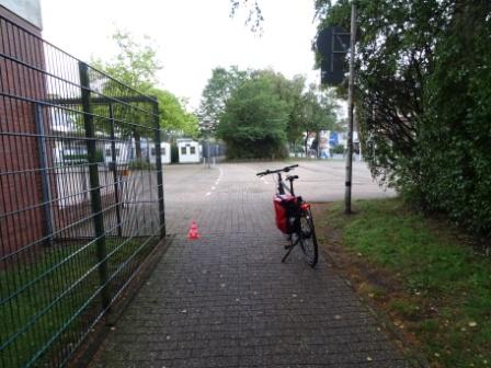 Ziel in Höhe der Hauskante (Übergang Geh-/Radweg zum Stadionvorplatz)